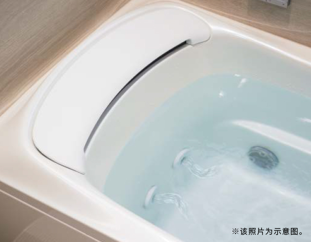 不規則的波浪形水流呈畫圓狀，以腰部為中心帶來舒適按摩般的體驗。